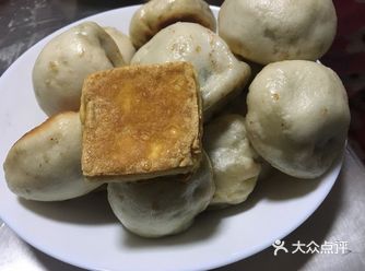 和面时，放入适量熟芝麻，懒得撒芝麻，弄的一体世界