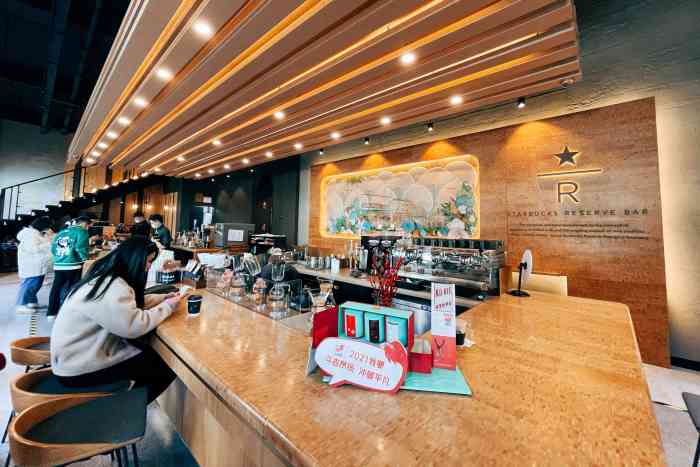星巴克臻选(福州东百中心分店)-"星巴克甄选店,位于南街东百c区沿街