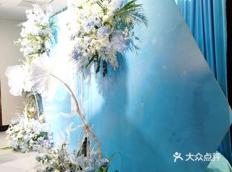 感谢你们 宴会厅的工作人员，这个婚礼相当成功