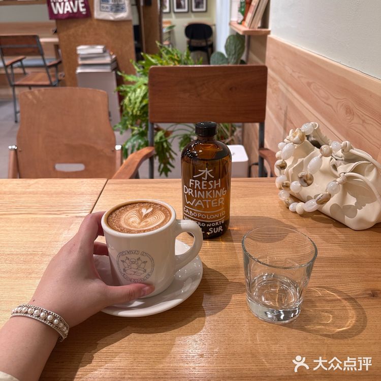 找到了胡同里空间很大的咖啡馆！木质风还有猫！