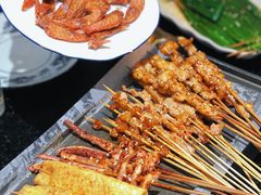 -何妹湿辣牛肉·粤式烧烤砂煲(桂雅路店)