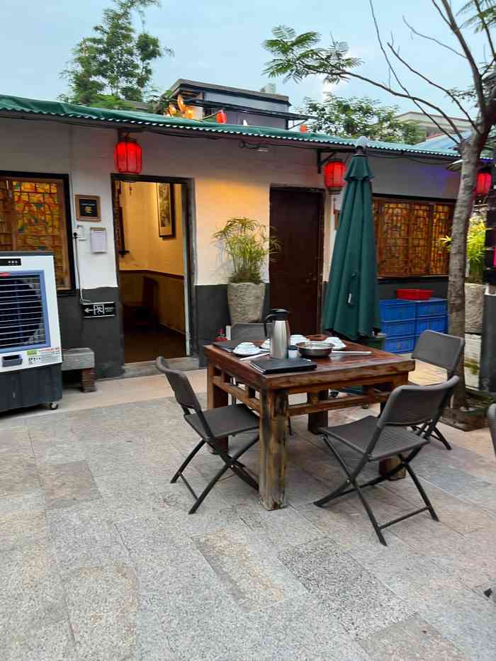 小院私房菜(城东店)-"95从总店梅庵那边的二手车市场里一直吃到.