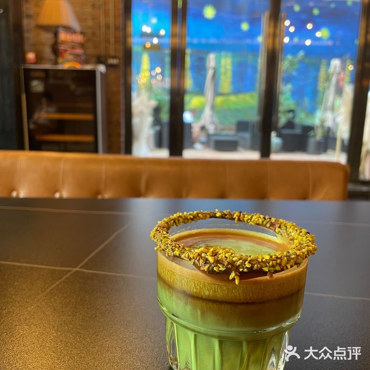 这家新店有点东西，它家咖啡能舔杯！