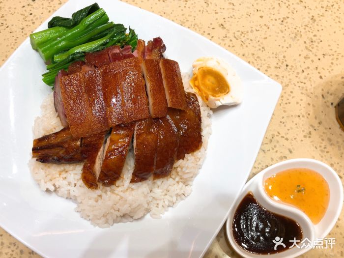 香港新发烧腊茶餐厅(都市名园店)乳猪三宝饭图片