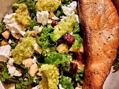 煎三文鱼牛油果色拉-Wagas沃歌斯(大学路店)