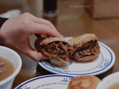 烧饼夹烧牛羊肉-老爆肚满五香烧牛羊肉