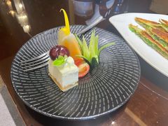 慕斯蛋糕伴水果-品珍中餐厅·南北融合特色菜(兰州富力万达文华酒店)