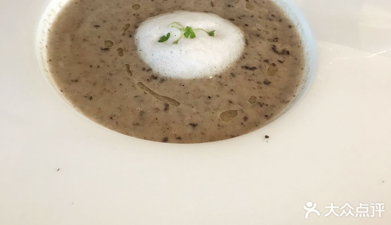 金典凯撒色拉 巧克力蛋糕陪萌萌熊 牛肝菌汤