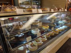 面包甜点陈列柜-老佛爷饼店