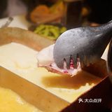 吃火锅怎么能少了帝王蟹呢，来这里满足你对海鲜的所有挑剔～