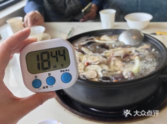 不管是野生菌火锅还是他们家的铁板烤肉都是非常的棒