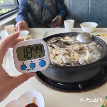 不管是野生菌火锅还是他们家的铁板烤肉都是非常的棒