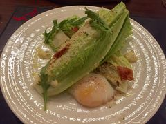 凯撒沙拉配63度温泉蛋-恰餐厅及酒吧 CHAR Bar & Grill (北京丽都皇冠假日店)