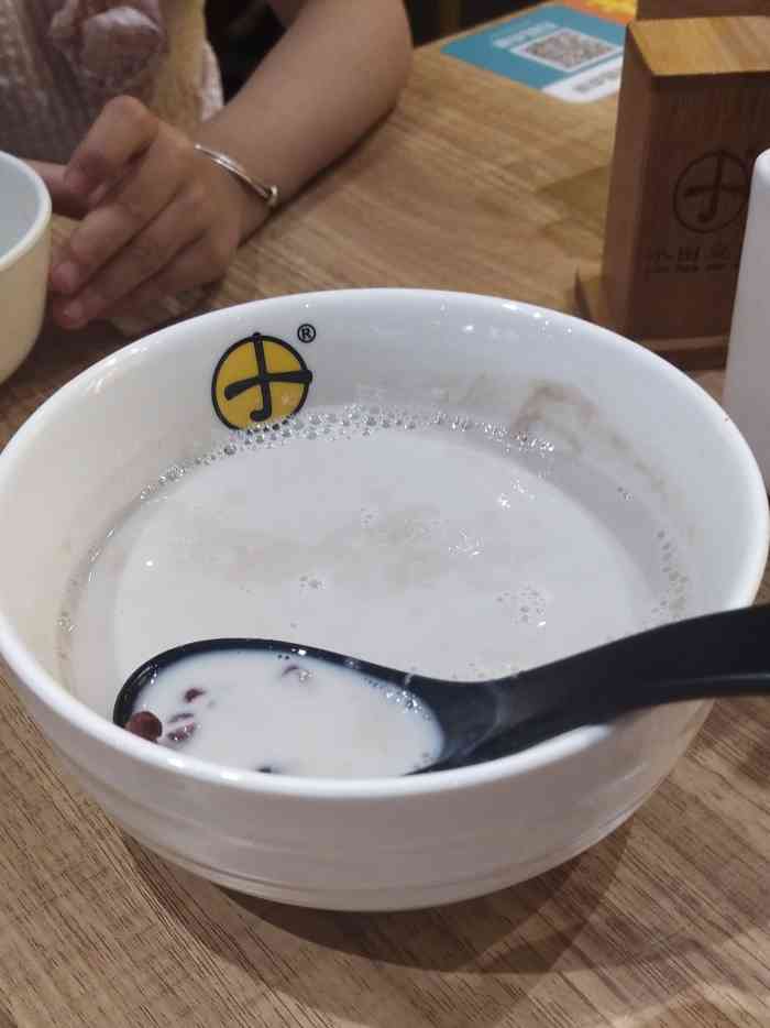 打分 小田豆浆 环境服务很非常好,豆浆品种多.