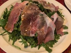 芝麻菜沙拉配风干火腿-羽深肉铺 Steak & Wine