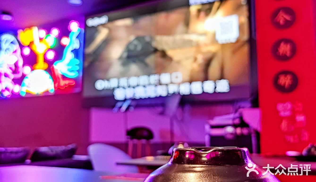 在古朴的小酒馆里，享受超级正宗的烧烤😋