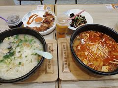 -花馬肆.云南过桥米线(汉神购物广场现场熬汤店)