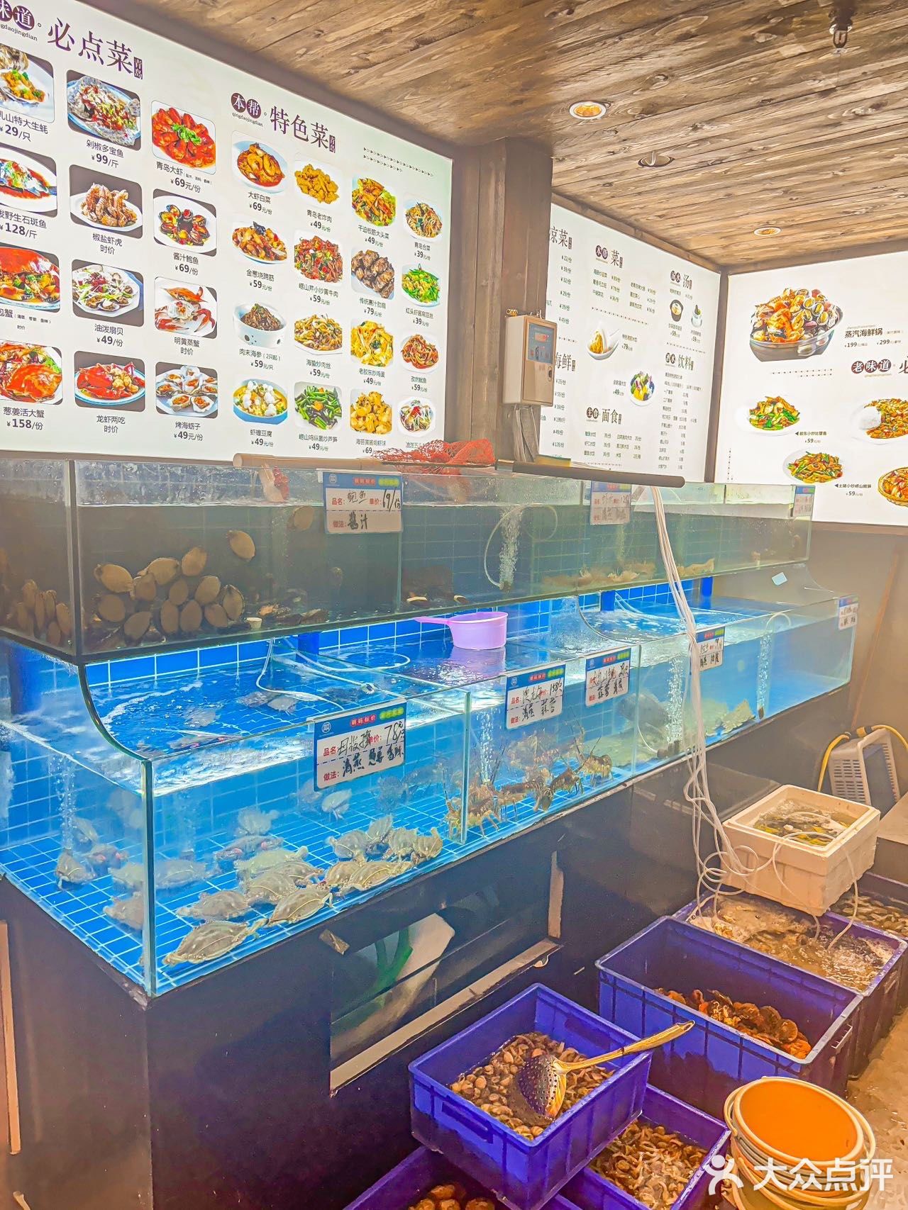 来青岛吃当地正宗特色菜，蒸汽海鲜🦞来一锅