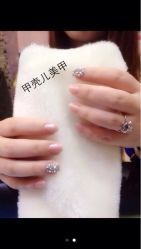 温柔的裸色 搭配小小的闪钻-甲壳儿美甲美睫