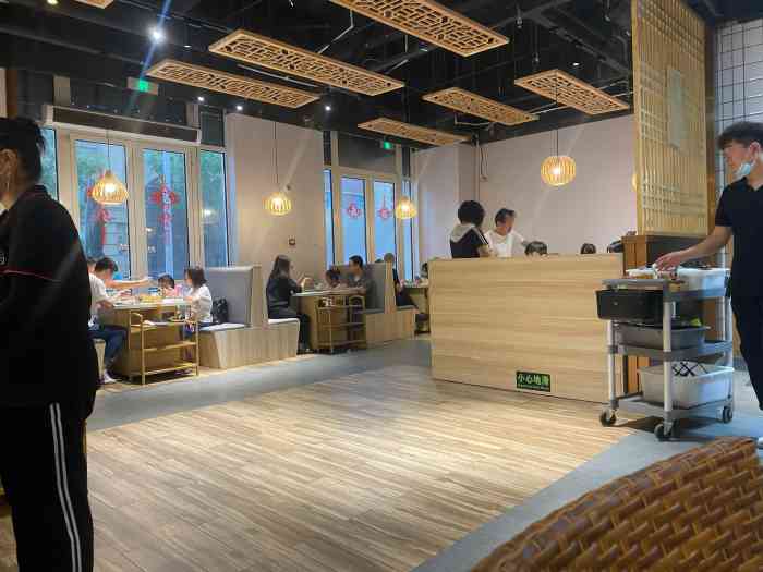 粤食堂(和悦汇店)-"地点在和悦汇底商,用餐环境开敞,装修稍微.