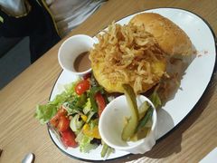 嫩煎澳洲牛肉汉堡-HELLO 27 意面·沙拉·帕尼尼