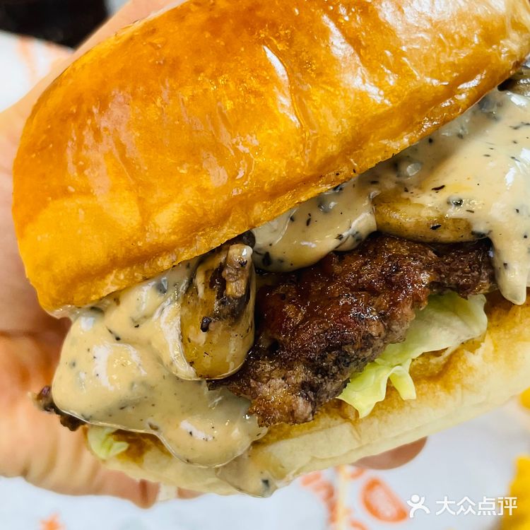 无意间经过一家汉堡店🍔味道不错，环境也可以