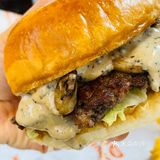 无意间经过一家汉堡店🍔味道不错，环境也可以