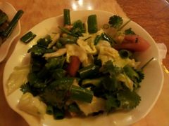 由大量大葱香菜组成的大拌菜-老三羊汤【北兴隆街店】