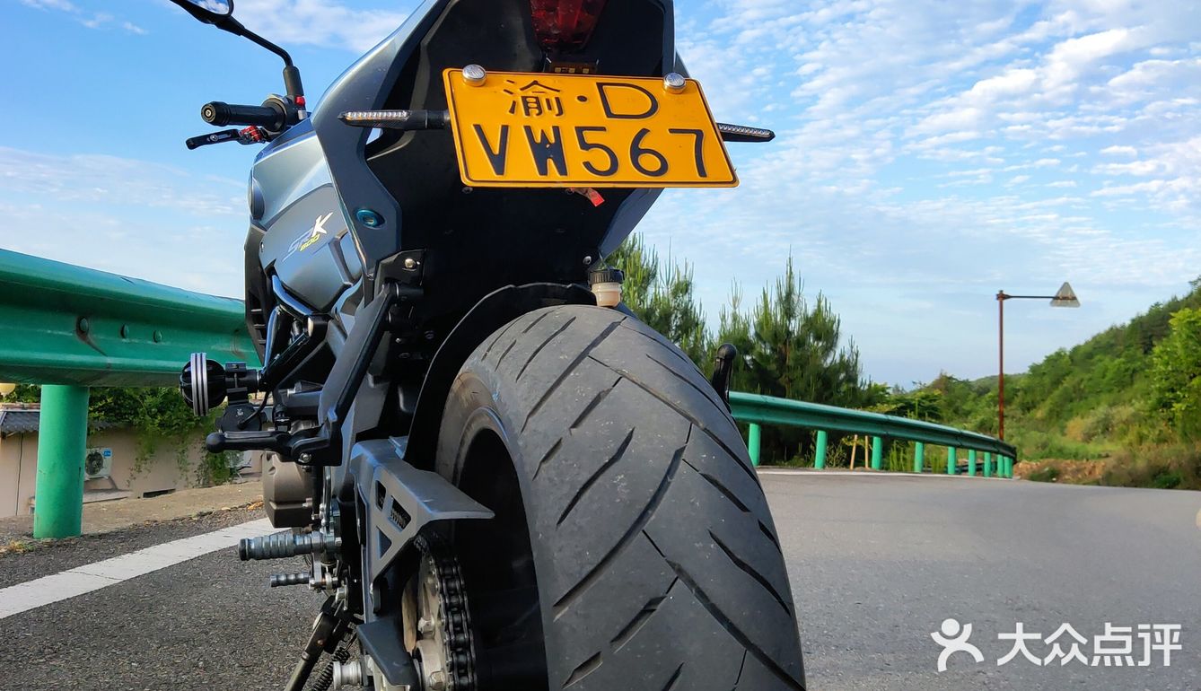 泰遇餐厅门前排着长长的队伍,我也忍不住跟着排了上去