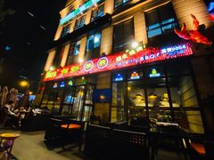 门面-何师烧烤·香辣蟹·川菜·30年老品牌(太古里旗舰店)