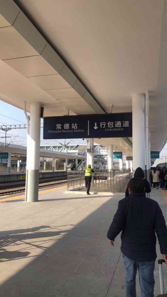 打分 常德火车站,出站台跨站台的下穿隧道需要走到站台的尽头才能通过