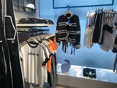 -阿迪达斯(武林银泰三叶草店)