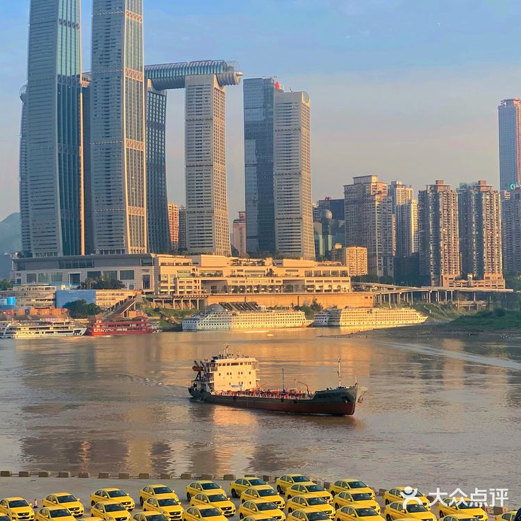 重庆限定拍照|当重庆黄色“法拉利”群映入落日余晖