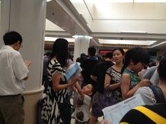 交钱的队伍-首都儿科研究所附属儿童医院-停车场