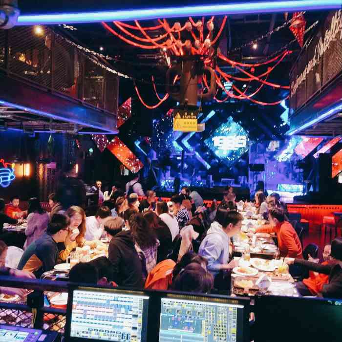 1886汽车餐厅&音乐酒吧(新天地店)-"环宇荟的这家1866在黄陂南路上