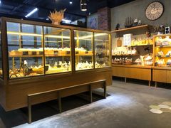 面包甜点陈列柜-啊噗吐呦现场烘焙(麦凯乐店)