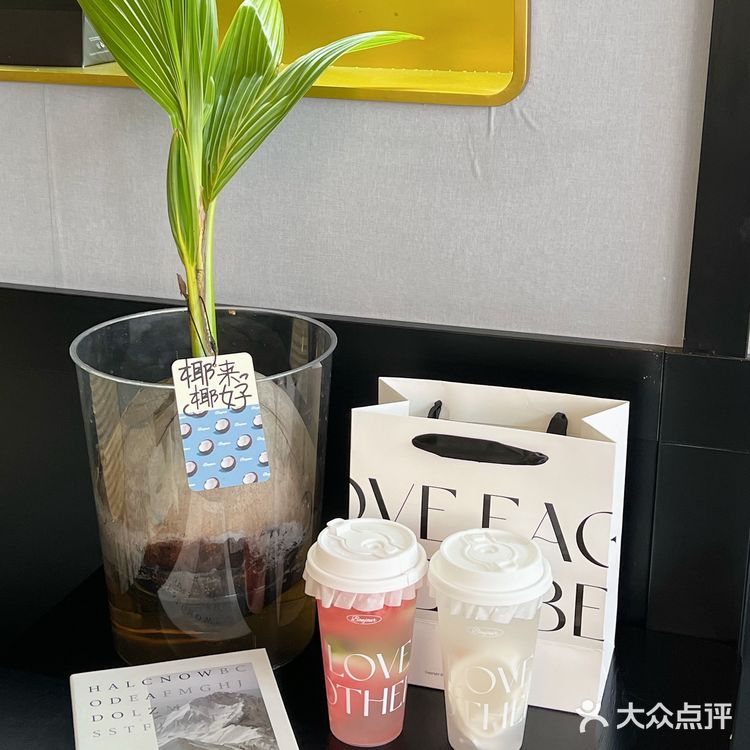 夏天当然要喝一杯BONJOUR的椰子水呀🥥