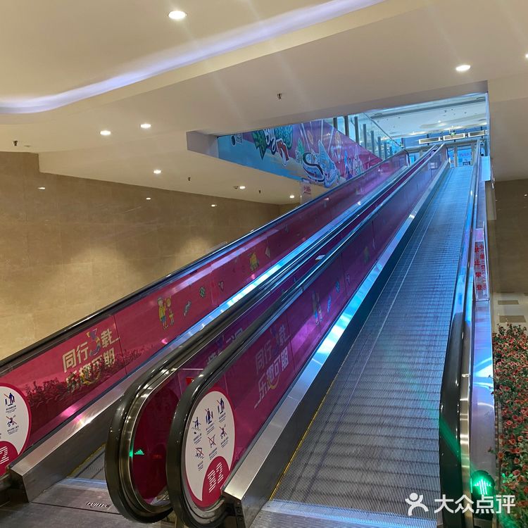 长阳京投港垃圾商场，混乱无管理。