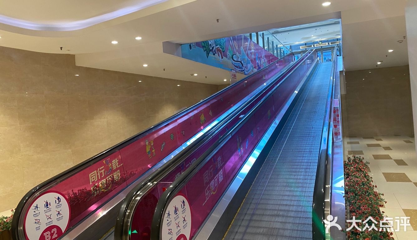 长阳京投港垃圾商场，混乱无管理。