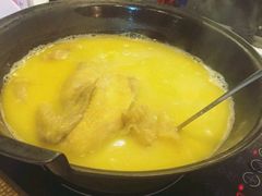 浓厚原只鸡煲花胶汤-鲜入围煮花胶鸡海鲜火锅