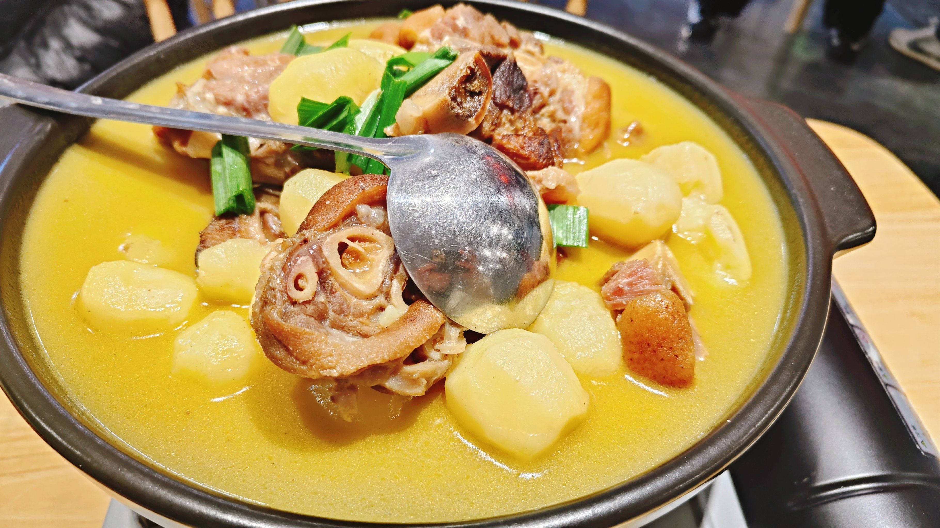 在武汉75任何人没有吃到正宗恩施土家腊蹄子火锅我都会难过的75