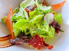 牛油果沙拉配油醋汁及烤核桃仁-恰餐厅及酒吧CHAR Bar & Grill(北京三里屯洲际店)