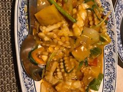 辣炒鱿鱼-卷心菜和避孕套餐厅(Pattaya)