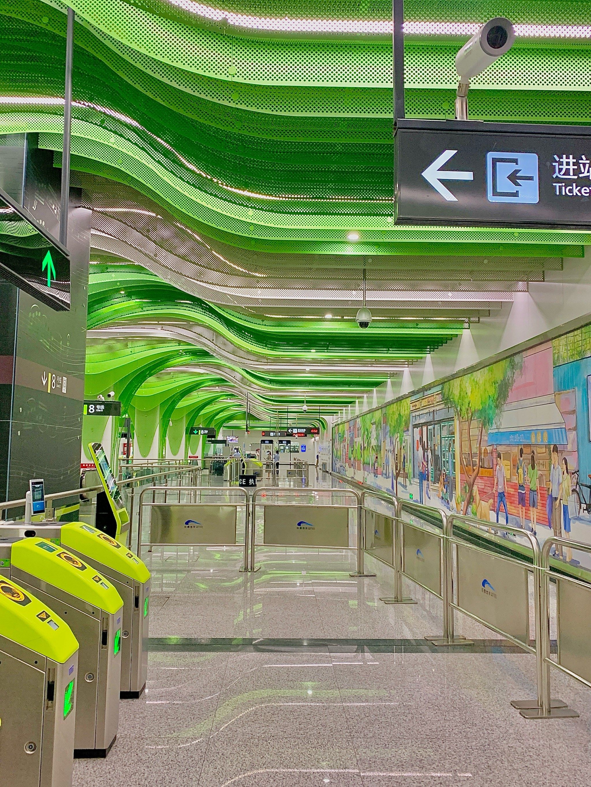 成都这个地铁站也太美了.通往春天地铁站