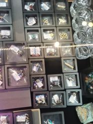 -灵彩珠宝(朗香街店)