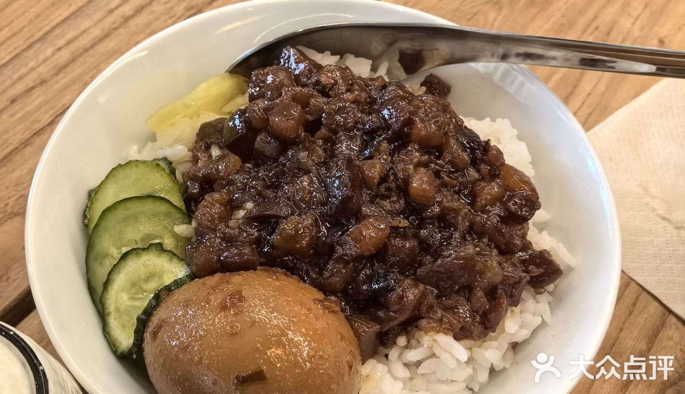 东西也好吃，尤其喜欢卤肉饭和蒜泥鲜蚵