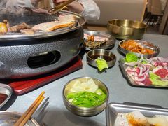 -围炉肉舍•炭烤活鳗•丹东海鲜烤肉(步行街店)