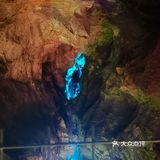 本来是有滑道到洞底，我们去的时候，说维修关闭了