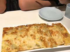 鸡蛋葱花飞饼-大铁勺新津菜(东丽阳光新业广场店)