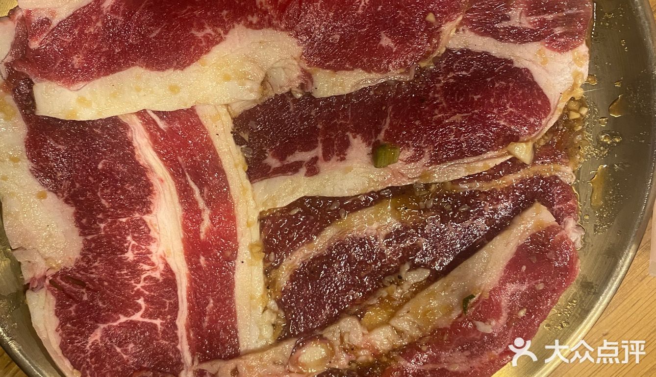 品尝烤肉美味